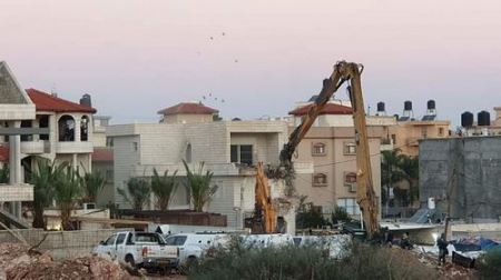 جرافات الاحتلال تهدم منزل علاء عودة من كفرقاسم وتشريد العائلة بحجة البناء بدون ترخيص